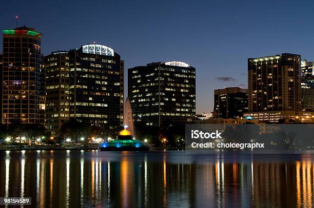 El Centro De La Ciudad De Orlando Florida El Lago Eola Foto de stock y más banco de imágenes de Aire libre