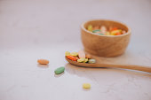 verschiedene-pharmazeutische-medizin-pillen-tabletten-und-kapseln-auf-holzschale.jpg?b=1&s=170x170&k=20&c=asK4e1v0rRzkvNy6sJcRIfr0PGM9v_E3cWYmBdU_YLE=