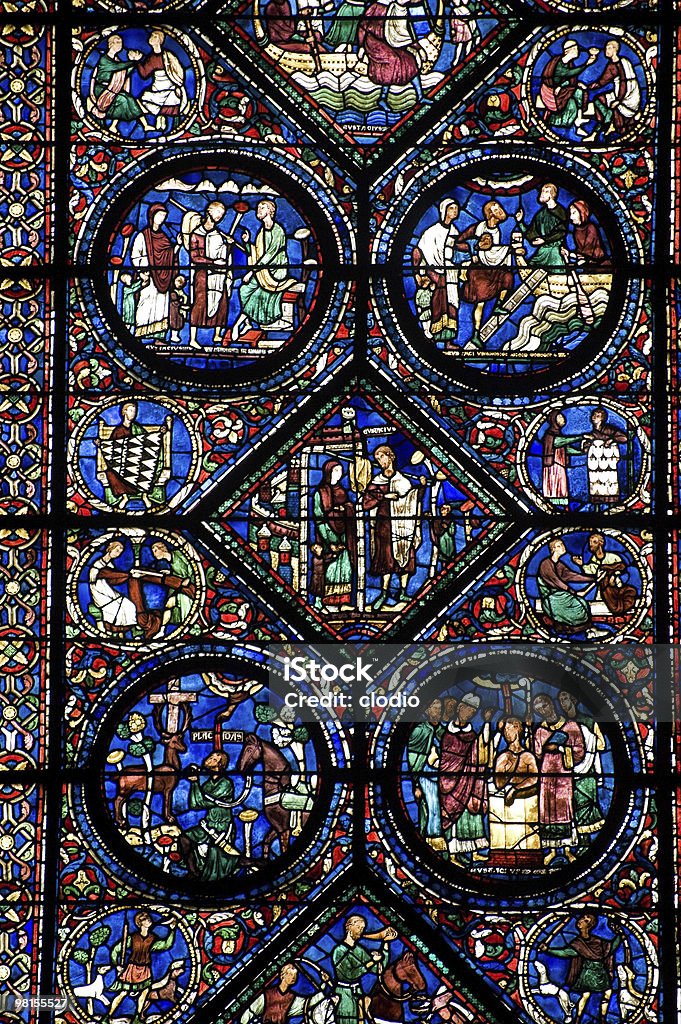シャルトル（フランス）の大聖堂インテリア。ステンドグラスの窓 - シャルトル大聖堂のロイヤリティフリーストックフォト