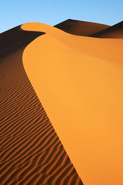 дюна вид на море песка - landscape desert wave pattern erg chebbi dunes стоковые фото и изображения