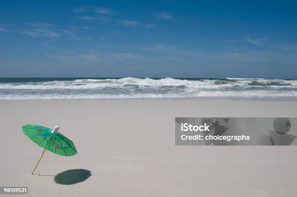 傘のビーチで波を背景にした - アルコール飲料のストックフォトや画像を多数ご用意 - アルコール飲料, カクテル, カクテルアンブレラ