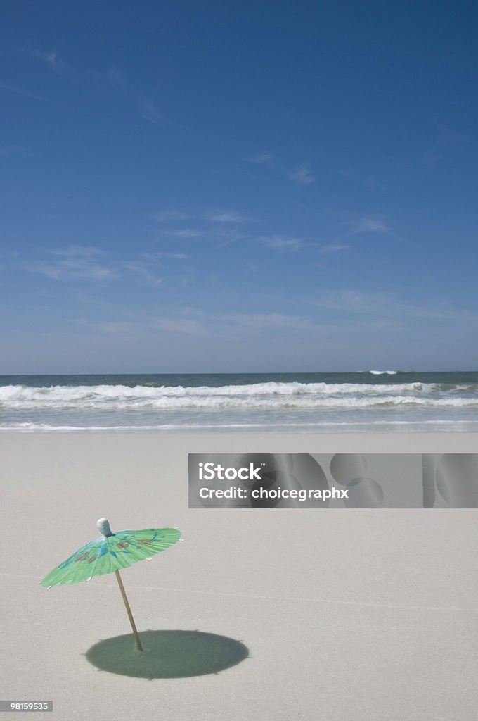 Guarda-chuva na praia com surf no backgroud - Royalty-free Sombrinha para Copo Foto de stock