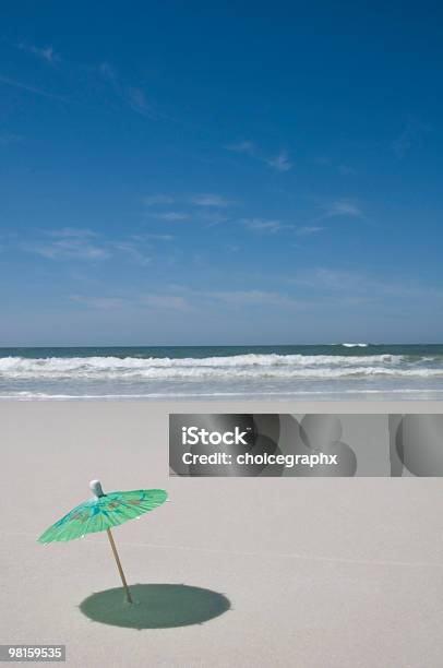 Guardachuva Na Praia Com Surf No Backgroud - Fotografias de stock e mais imagens de Sombrinha para Copo - Sombrinha para Copo, Ao Ar Livre, Areia