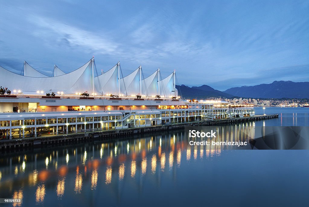 Canada Place in der Dämmerung-Vancouver City Architektur - Lizenzfrei Messezentrum Vancouver Stock-Foto