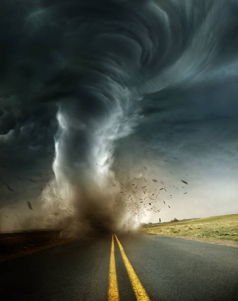 une tornade puissante et destructrice - tornado storm road disaster photos et images de collection