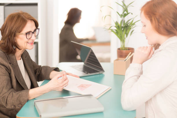 istock Professional life advisor and employee 981607928