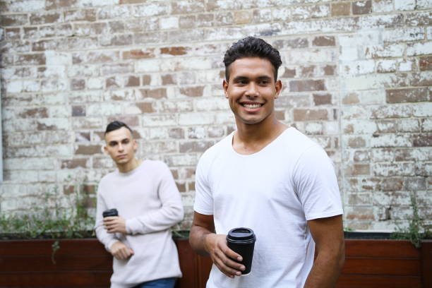 улыбки на кофе-брейке - австралийские аборигены стоковые фото и изображения