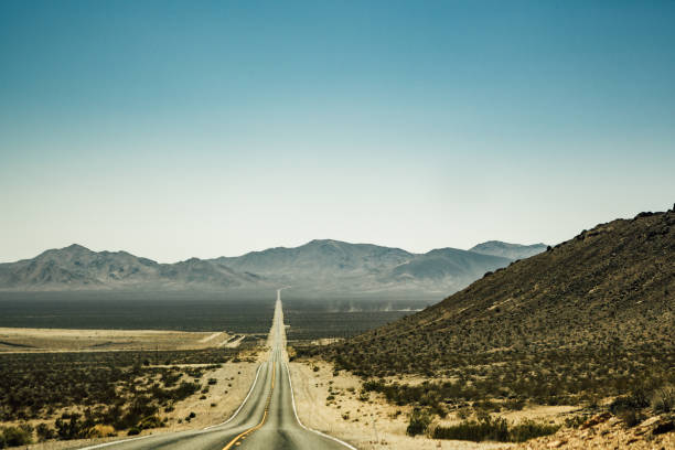 niekończąca się droga doliny śmierci 66 - route 66 california road sign zdjęcia i obrazy z banku zdjęć