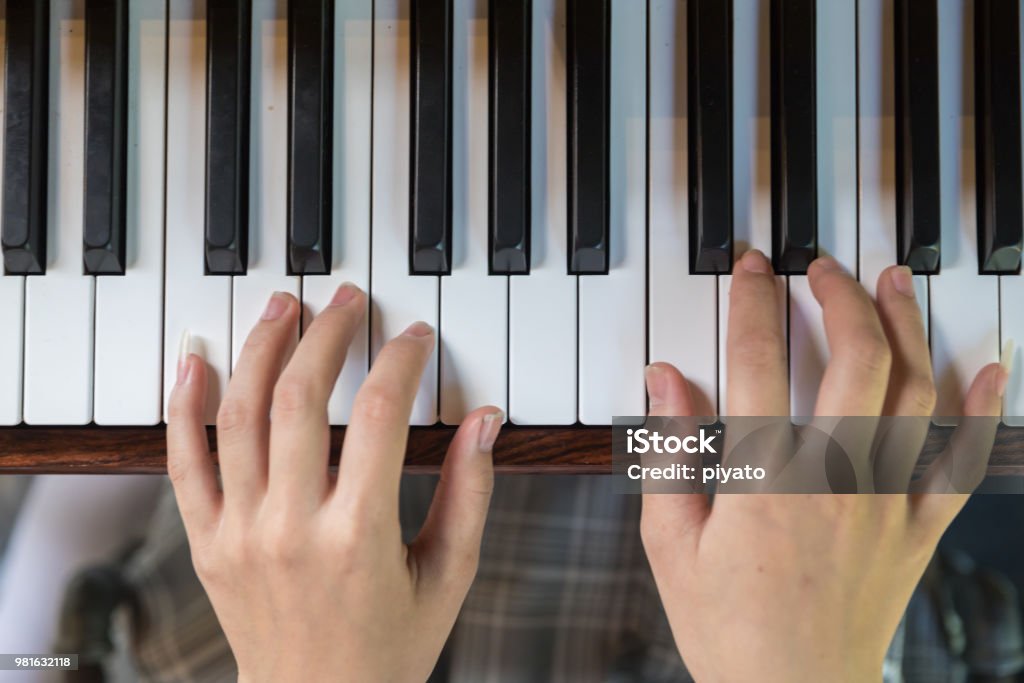 Femme asiatique mains jouer du piano en vue de dessus - Photo de Piano libre de droits