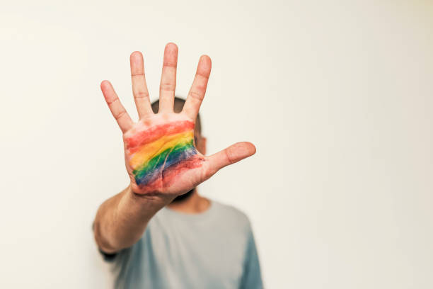 symbol lgbt w dłoni - gay man homosexual sex men zdjęcia i obrazy z banku zdjęć