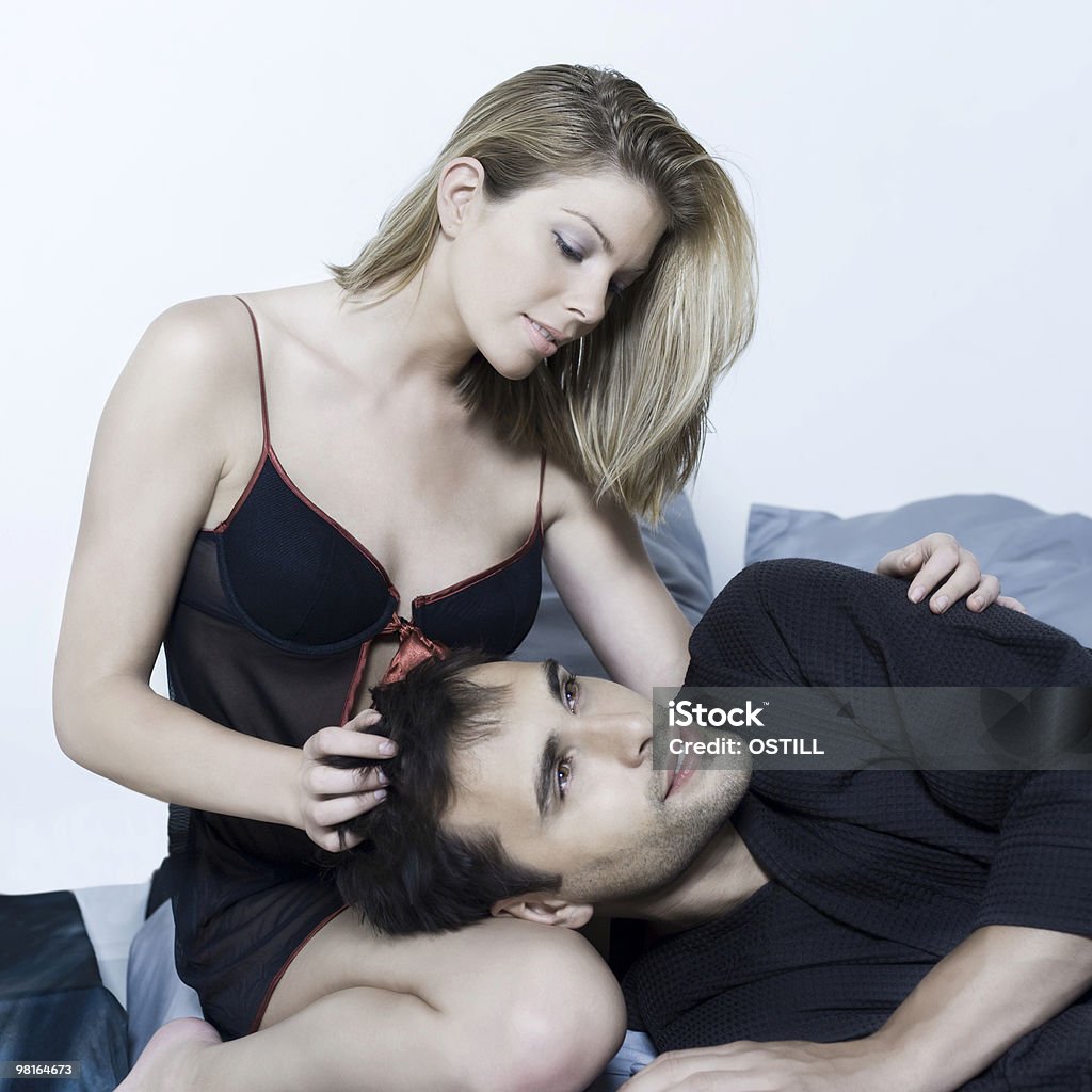 Jeune couple dans un lit - Photo de 25-29 ans libre de droits