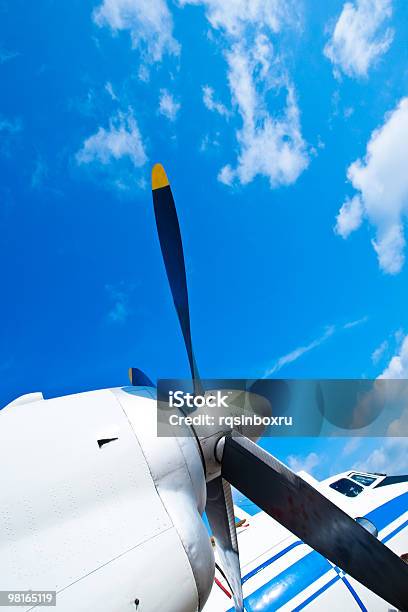 ブラックのウィング飛行機のモータブルースカイ - エンジンのストックフォトや画像を多数ご用意 - エンジン, カラー画像, ゼネラル・アビエーション