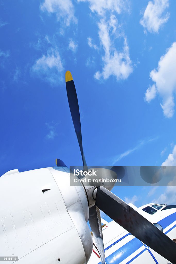 Preto asas de um avião no céu azul motor - Royalty-free Aviação Geral Foto de stock