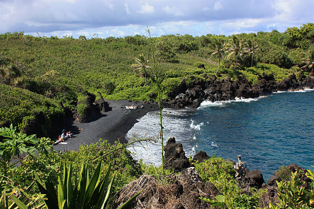 пляж с черным песком - black sand beach hawaii islands maui стоковые фото и изображения