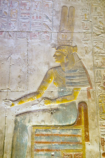 diosa egipcia maat antigua pintura - diosa de la justicia y de la verdad fotografías e imágenes de stock