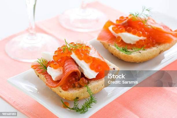 Lachs Vorspeise Mit Roter Kaviar Stockfoto und mehr Bilder von Brotsorte - Brotsorte, Büfett, Dill