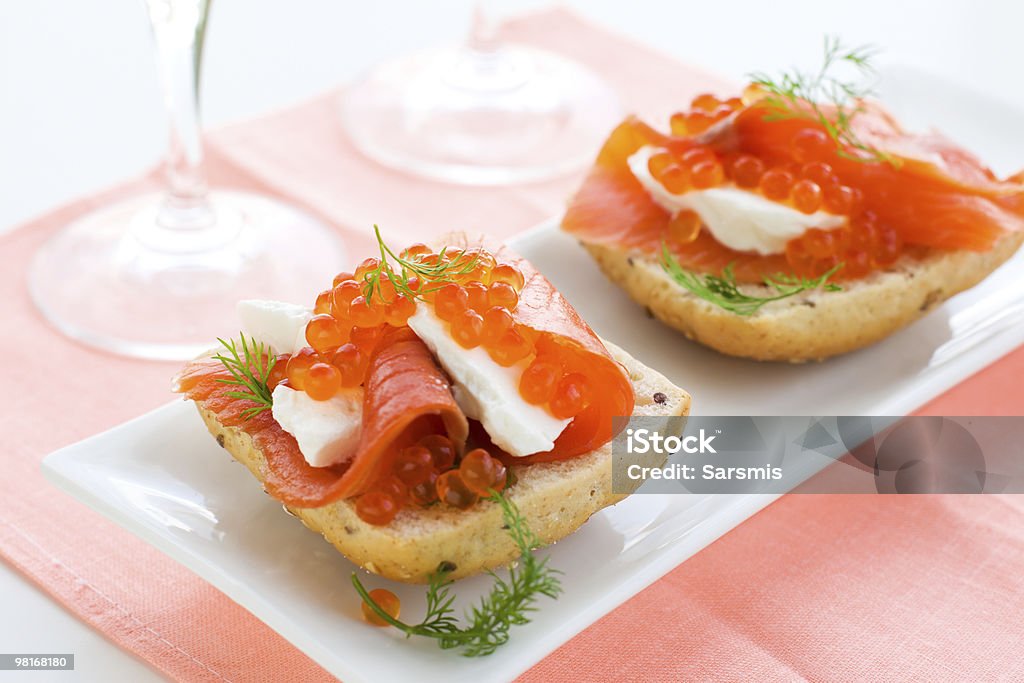 Salmão aperitivo com caviar vermelho - Foto de stock de Almoço royalty-free