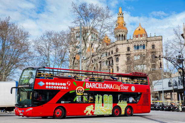 autocarro turístico de hop-hop-off em gran via de les corts em barcelona - gran via - fotografias e filmes do acervo