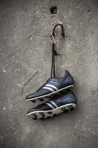 Zapatos De Fútbol Colgadas En Una Concreta Foto de stock más banco de imágenes de Colgar - Colgar, Botas de fútbol, Pelota de fútbol -