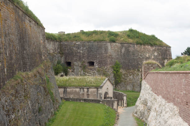 крепость в городе белфорт во франции - belfort стоковые фото и изображения
