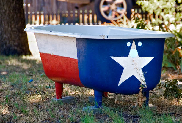 istock Texas Flag Painted on Bathtub 981742758