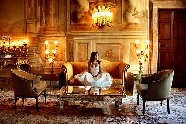 내륙발 - luxury women wealth baroque style 뉴스 사진 이미지