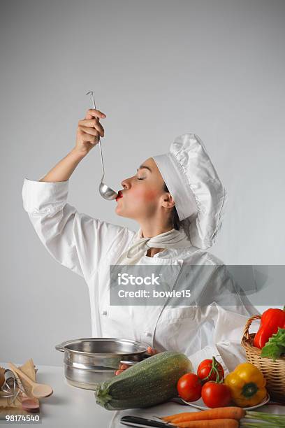 Taste - Fotografie stock e altre immagini di Adulto - Adulto, Assaggiare, Bibita