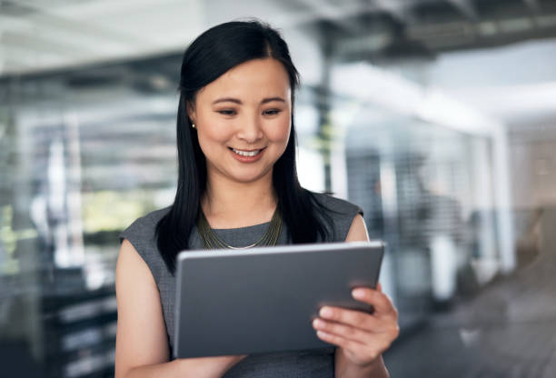 istock She digitizes her daily business tasks 981749066