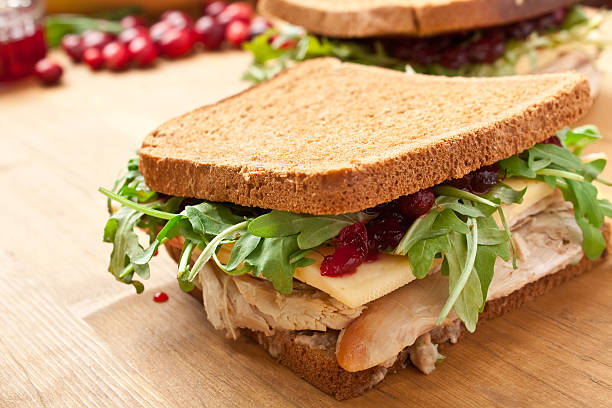 blé complet équilibré sandwich à la dinde - sandwich turkey cranberry cheese photos et images de collection