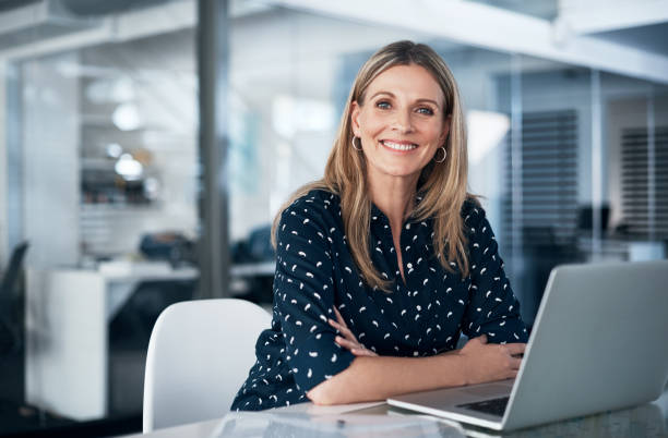 nichts fühlt sich so gut wie ein produktiven arbeitstag - business women computer cheerful stock-fotos und bilder