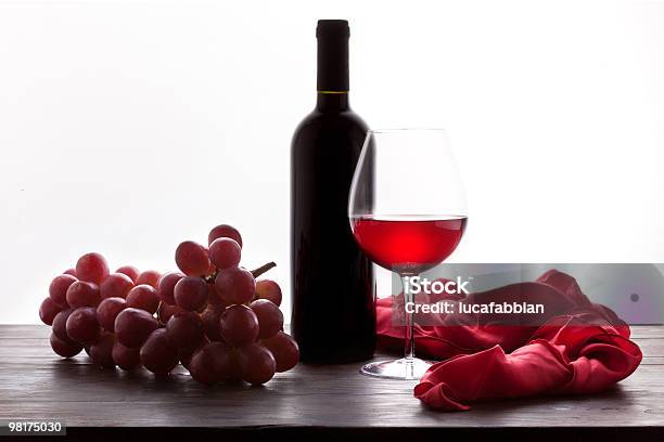 Vetro E Bottiglia Di Vino Rosso Con Uva - Fotografie stock e altre immagini di Alchol - Alchol, Bianco, Bibita