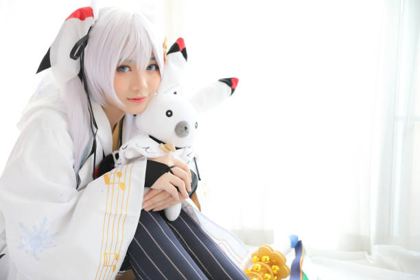 japón anime cosplay, blanco japon miko en cuarto tono blanco - cosplay de anime fotografías e imágenes de stock