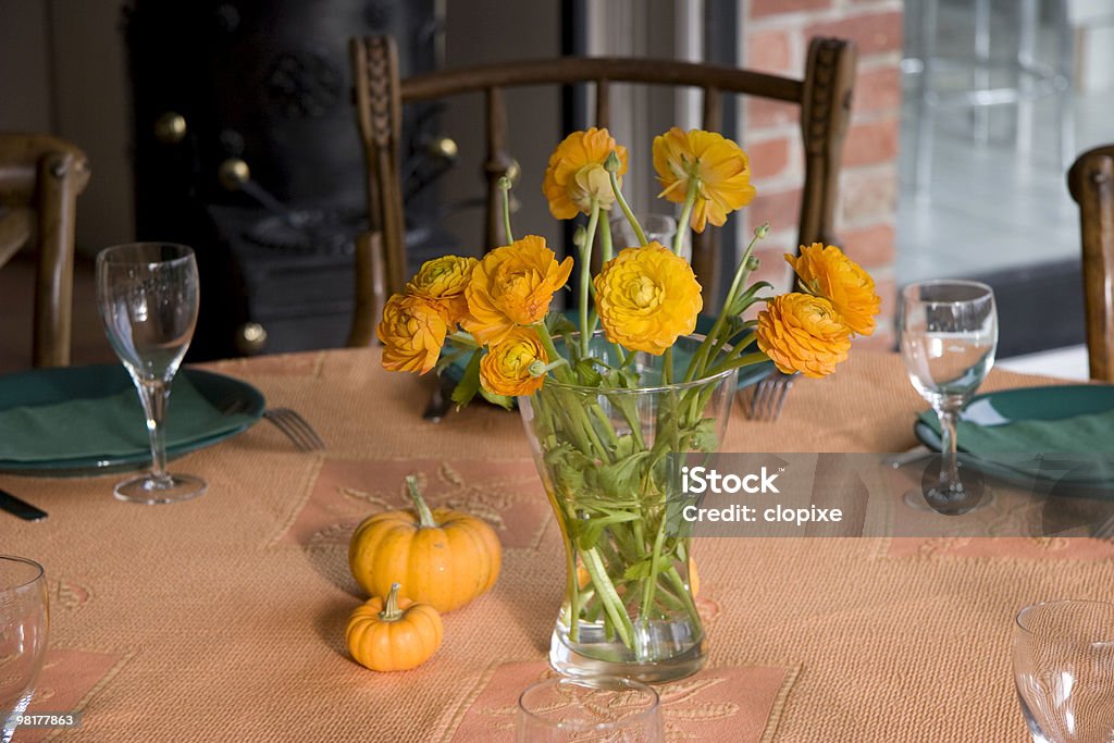 Tavolo apparecchiato per la cena di famiglia - Foto stock royalty-free di Alimentazione sana