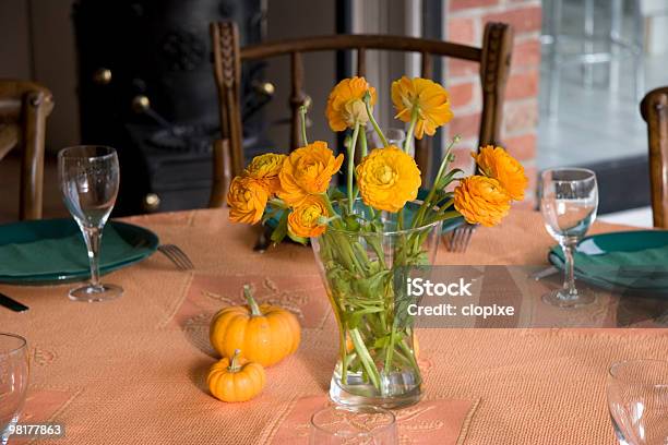 Tavolo Apparecchiato Per La Cena Di Famiglia - Fotografie stock e altre immagini di Alimentazione sana - Alimentazione sana, Arancione, Arrivo