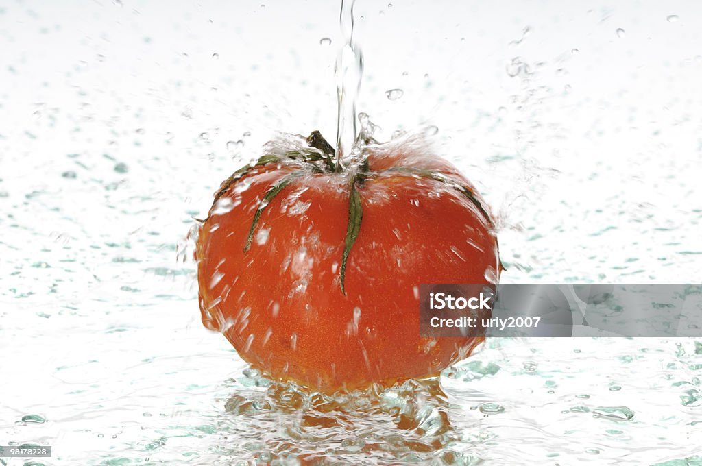 Pomodoro in acqua - Foto stock royalty-free di Acqua