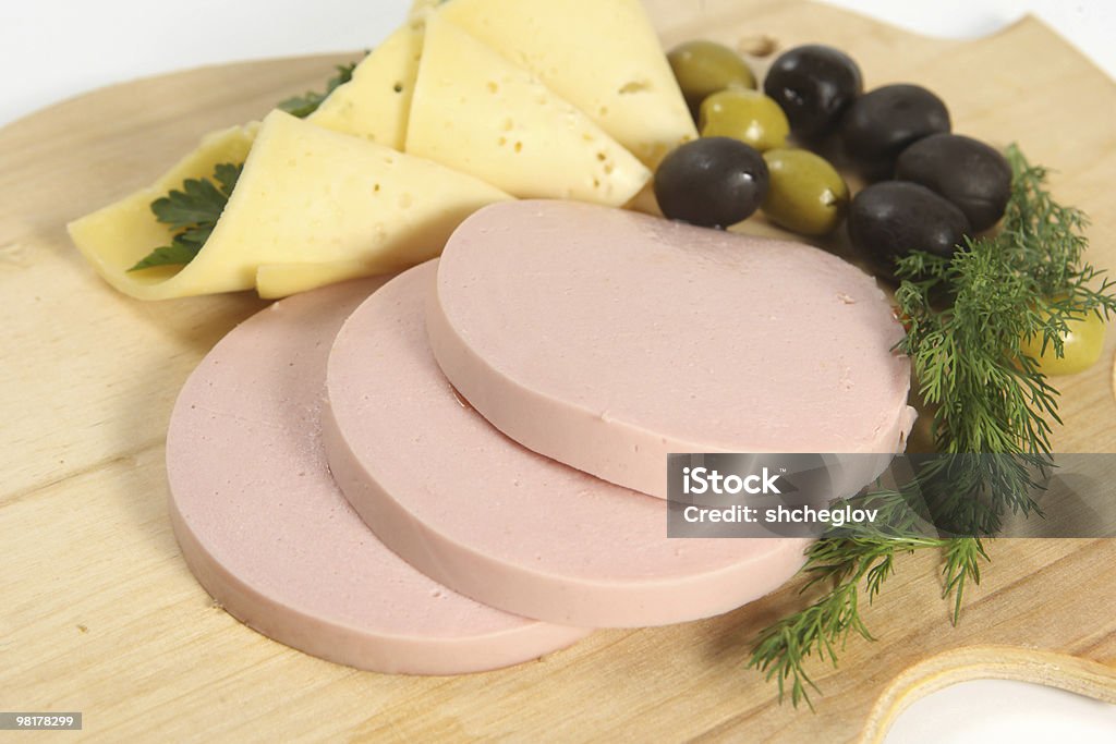 Rodajas de arreglo de alimentos con salchichas, queso, aceitunas y más verde. - Foto de stock de Aceituna libre de derechos