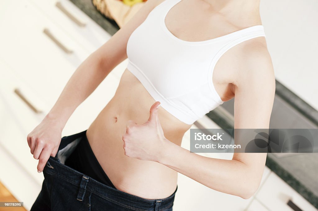 Régimen mujer con grandes pantalones - Foto de stock de Abdomen humano libre de derechos