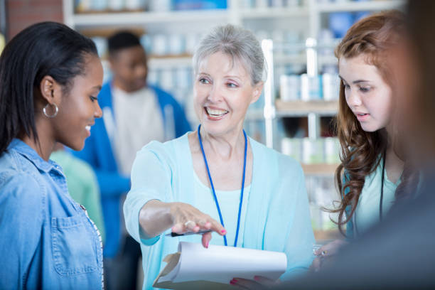 istock Food bank manager instructs young volunteers 981795892