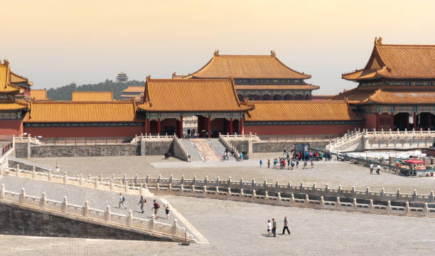 interdit aux bâtiments du palais et personnes à pékin en chine - forbidden city beijing architecture chinese ethnicity photos et images de collection