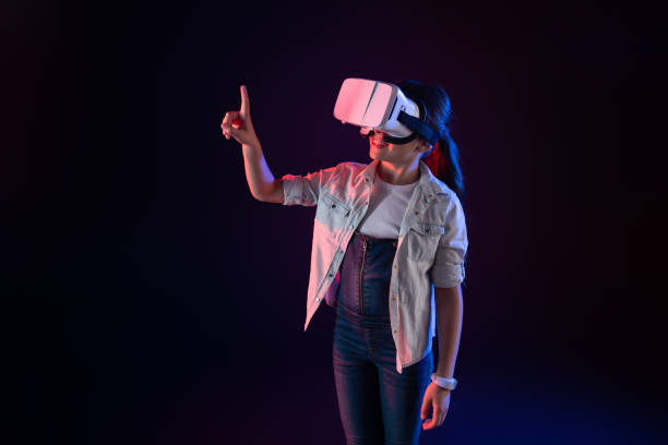 istock Delighted girl wearing a VR headset 981818972
