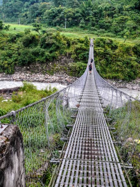 suspension bridge over marsyangdi river, nepal - nepal landscape hiking rice imagens e fotografias de stock