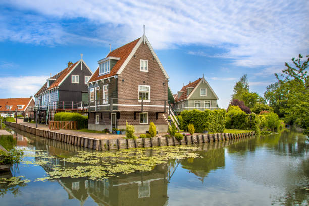 case tradizionali sul lungomare lungo il canale - amsterdam traditional culture netherlands wood foto e immagini stock
