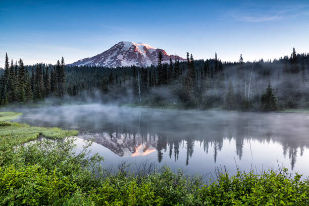 vista panorâmica do monte rainier refletida pelos lagos a reflexão - montana sunrise mountain mountain range - fotografias e filmes do acervo