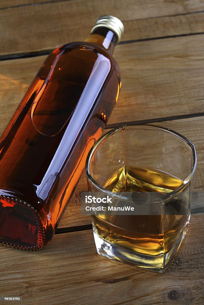Botella de Whisky y vidrio tipo de madera - Foto de stock de Bebida libre de derechos
