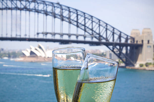 champagner mit blick auf die sydney harbour bridge - sydney harbor sydney australia australia sydney harbor bridge stock-fotos und bilder