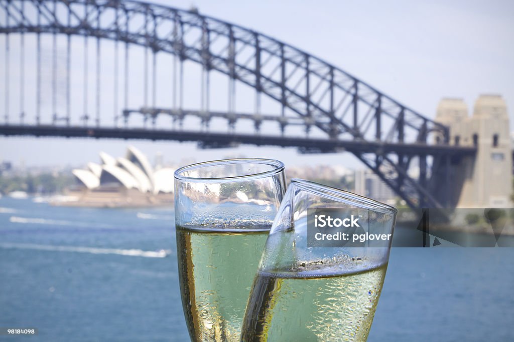Champagne che domina il sydney harbour bridge - Foto stock royalty-free di Mezzo di trasporto marittimo