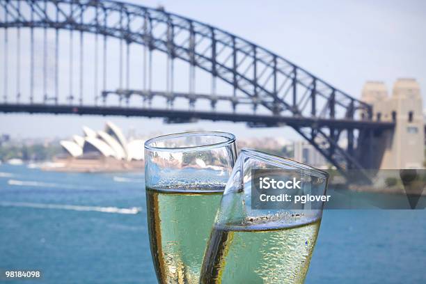 Foto de Champanhe Com Vista Para A Ponte Do Porto De Sydney e mais fotos de stock de Veículo Aquático