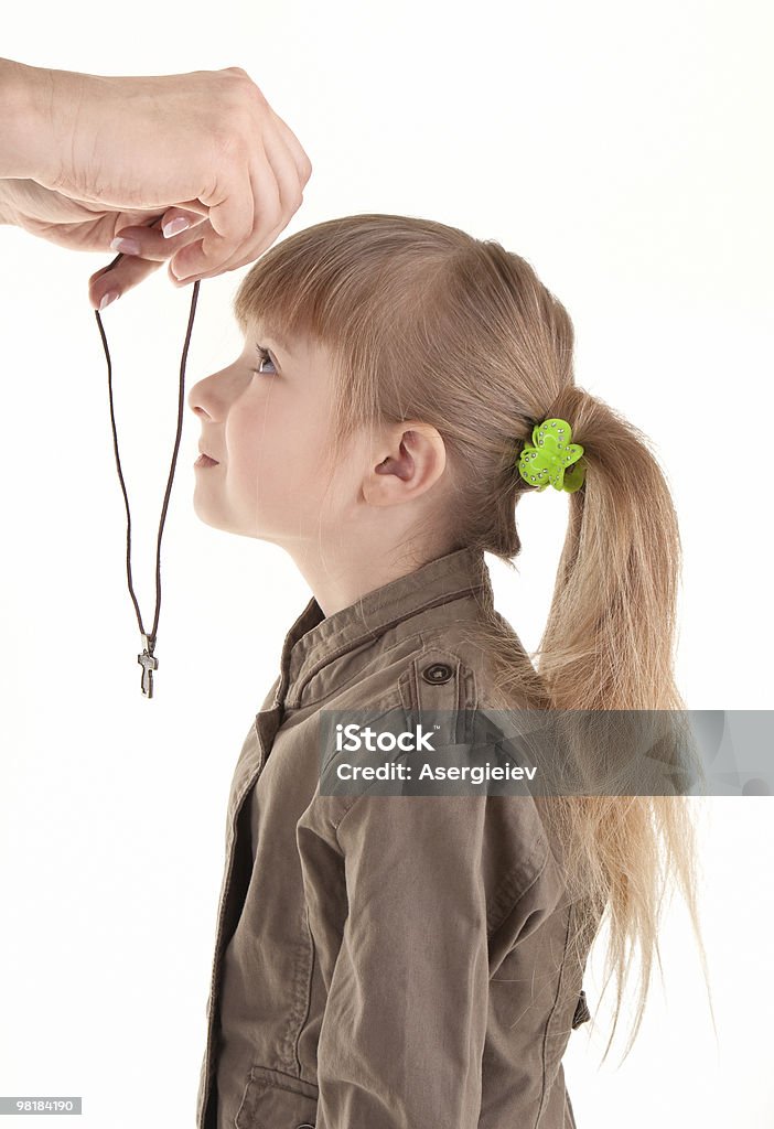 Bebê Menina com cruz cristã - Foto de stock de Acordo royalty-free