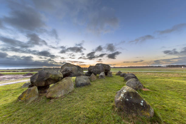 estructura de dolmen megalítico huno - dolmen stone grave ancient fotografías e imágenes de stock