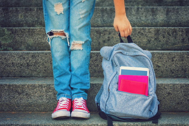 young student girl with backpack - mochila imagens e fotografias de stock